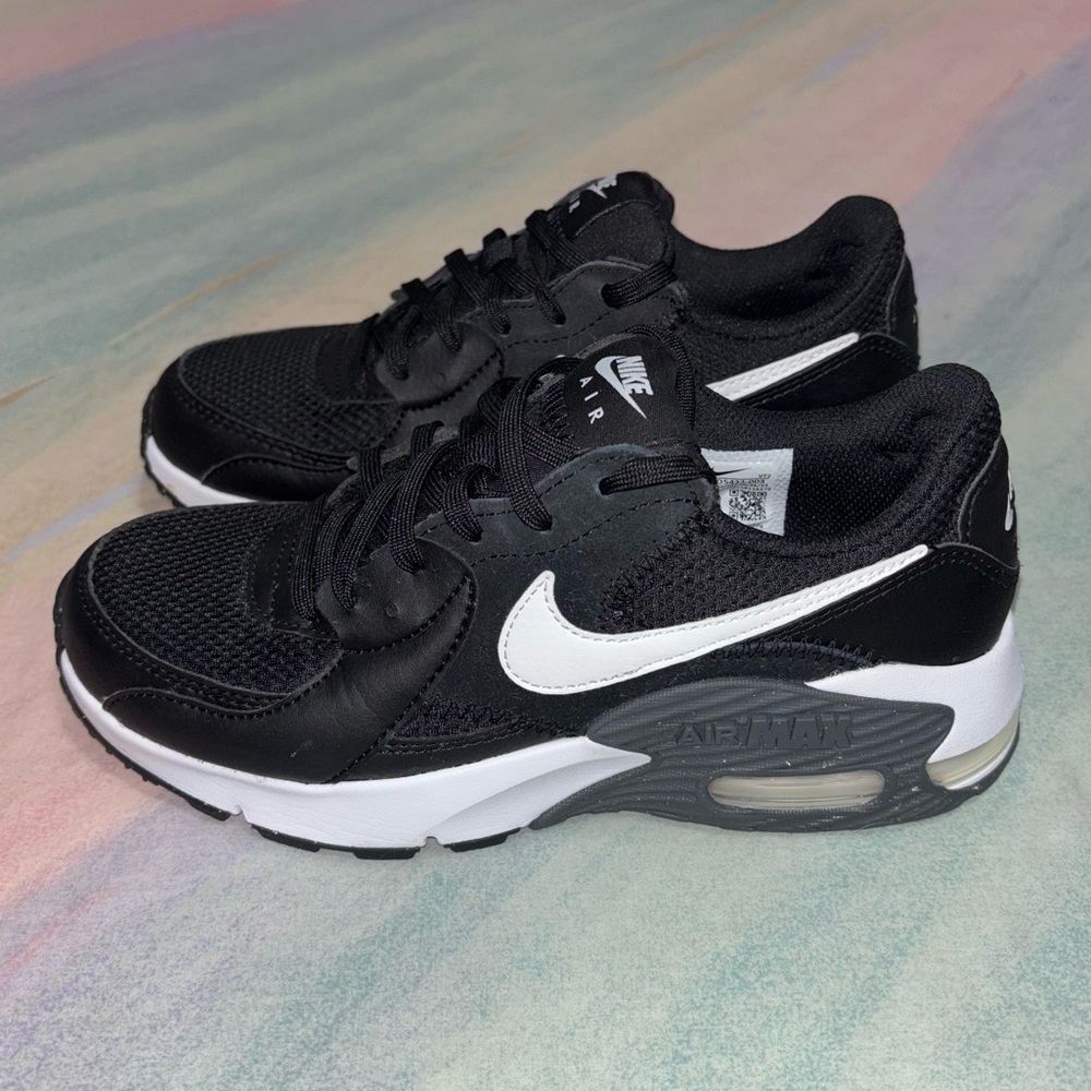 Nike Air Max EXCEE Shoes Sneakers Women's size 6 Black/White/Grey